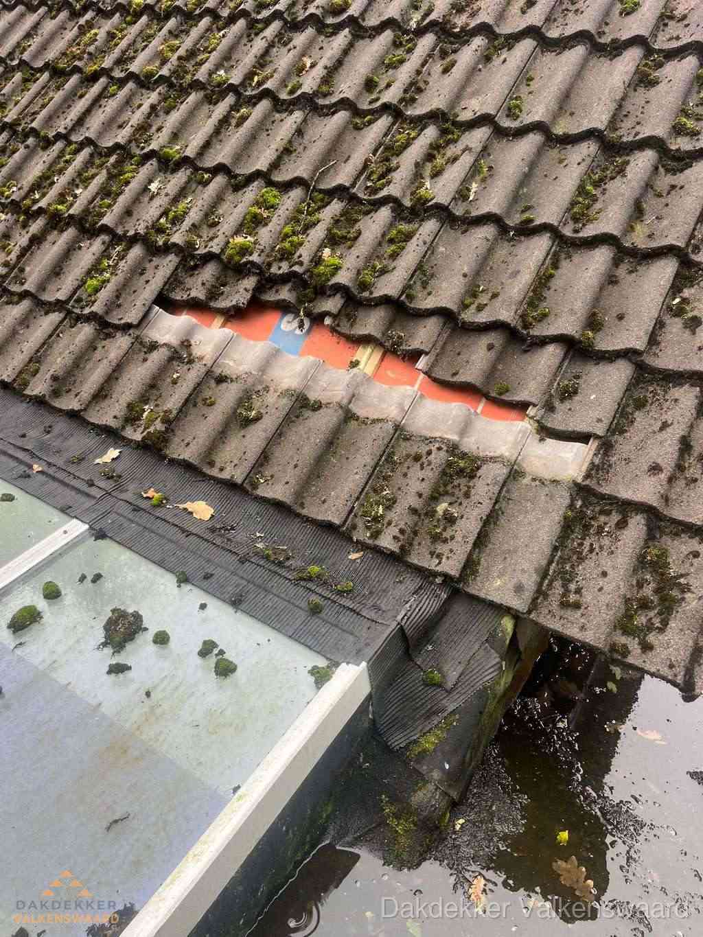 Beschadigd pannendak met ontbrekende dakpannen voor reparatie in Valkenswaard