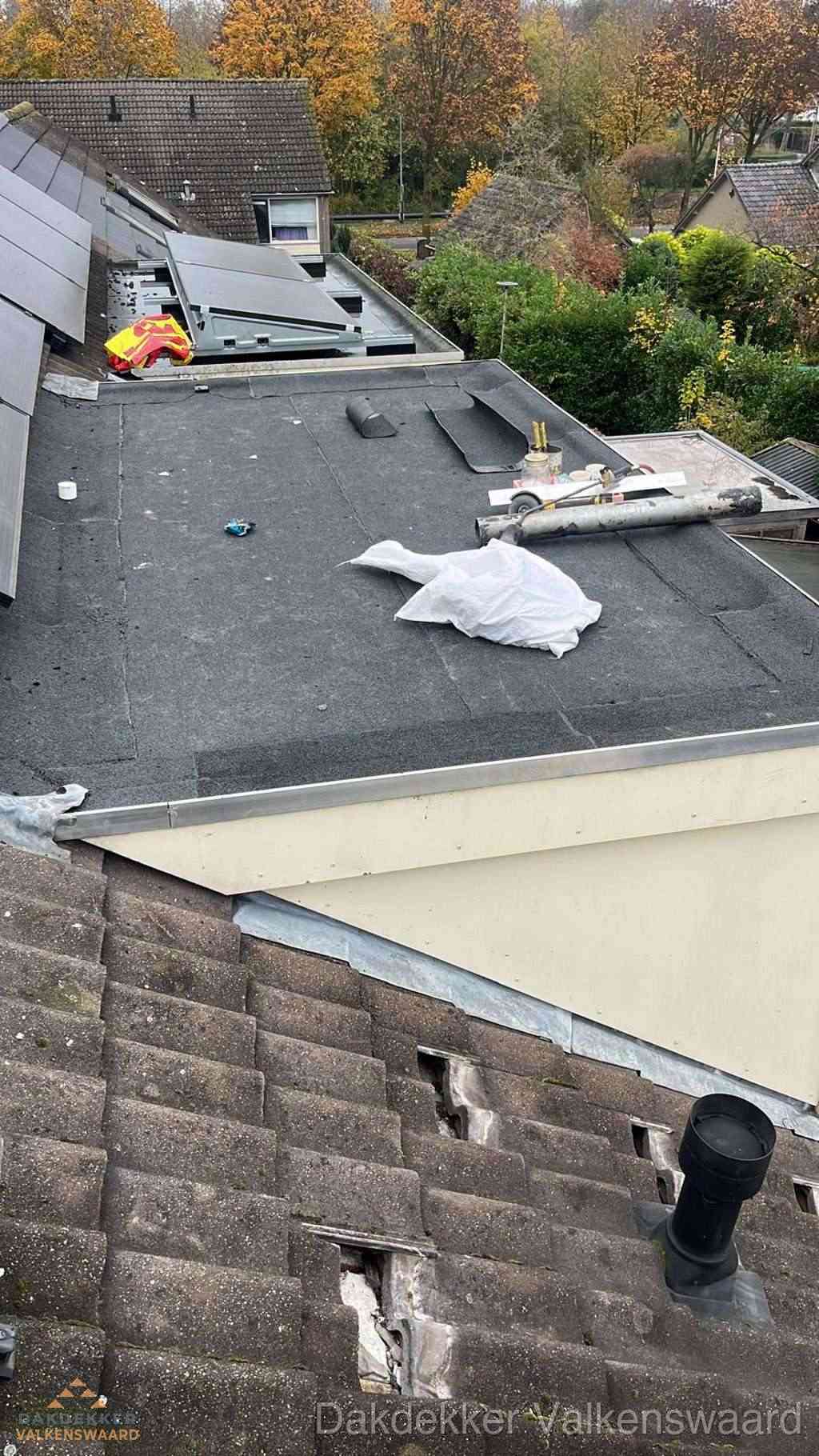 Beschadigde dakbedekking op plat dak voor reparatie in Valkenswaard