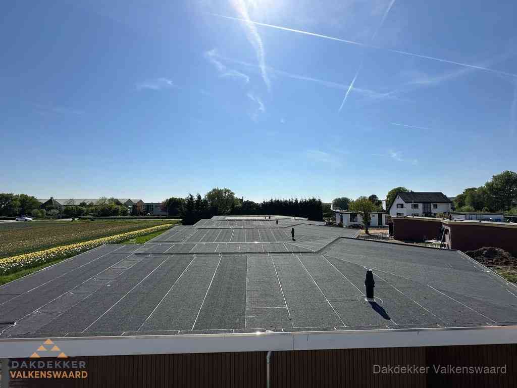 Groot plat dak met bitumen dakbedekking op bedrijfspand in Valkenswaard