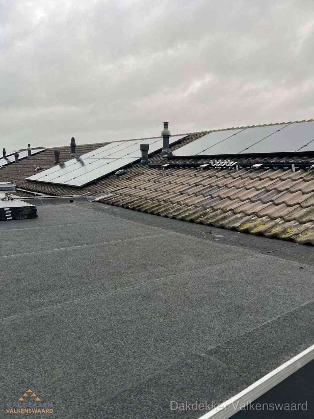 Bitumen dakbedekking op plat dak met aansluitend pannendak en zonnepanelen in Valkenswaard