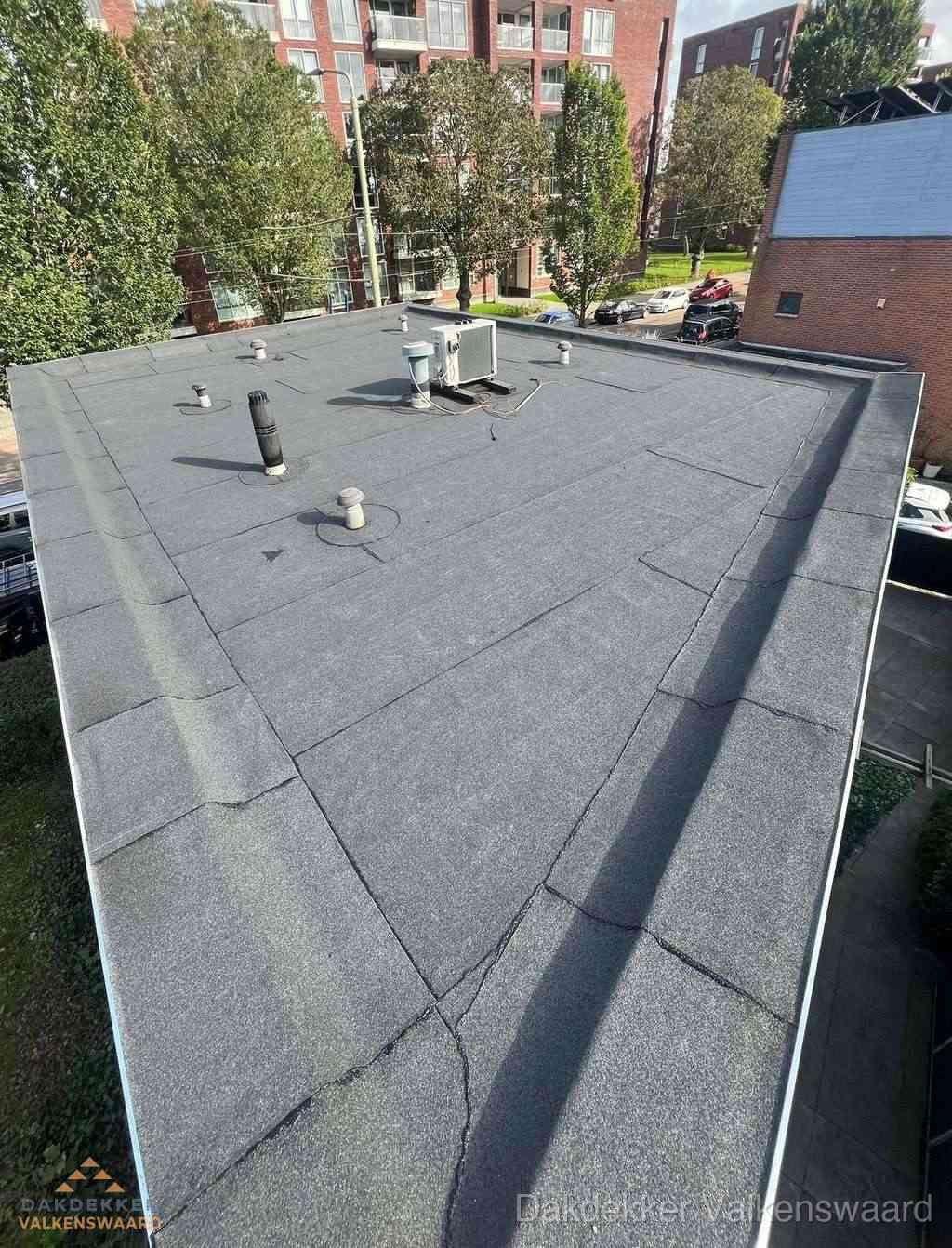 Afgewerkt plat dak met bitumen dakbedekking in Valkenswaard