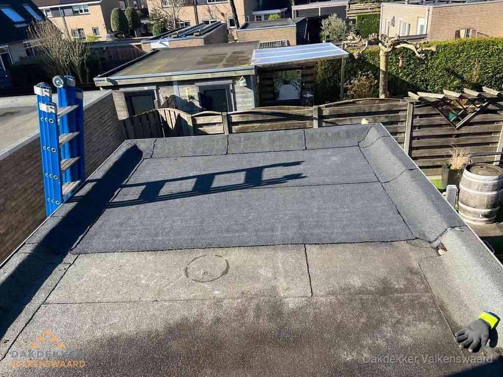Dakdekker bij bitumen plat dak renovatie in Valkenswaard