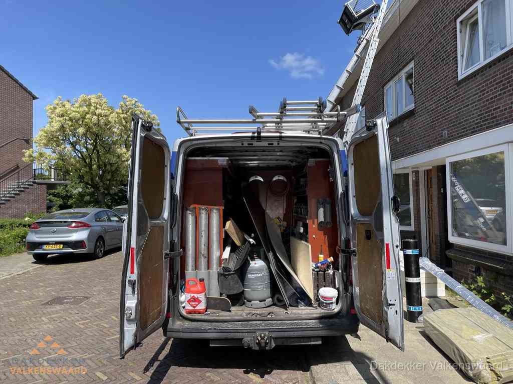 Spoed dakdekker bus met gereedschap en ladder bij woning in Valkenswaard