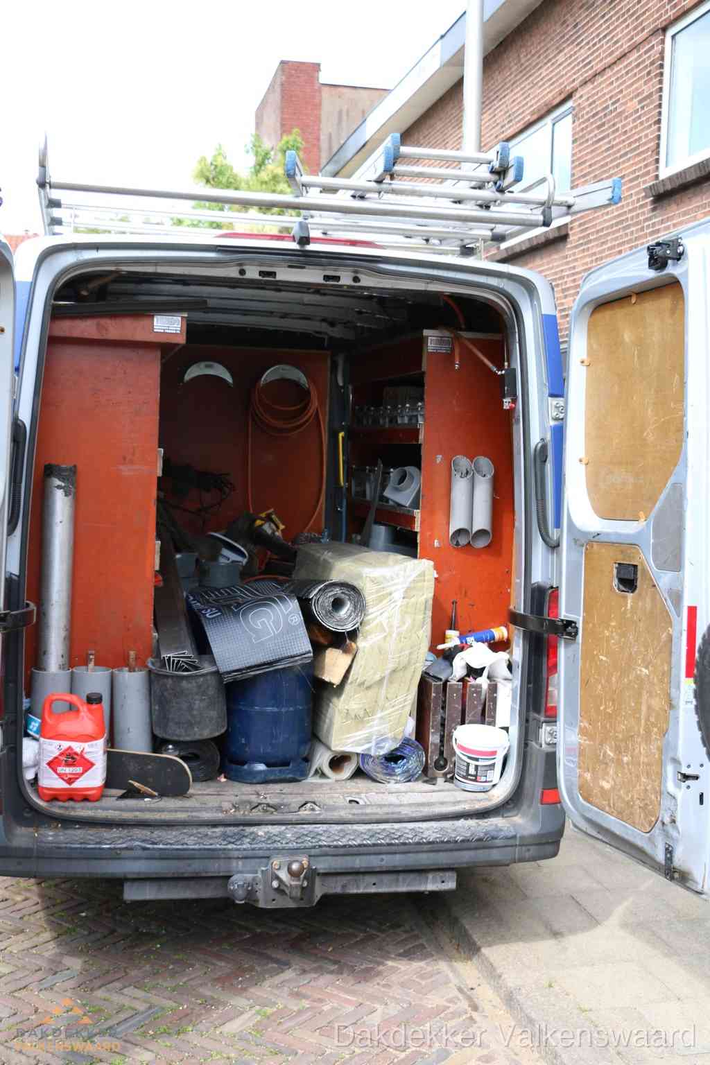 Bedrijfsbus van dakdekker met gereedschap en materialen in Valkenswaard