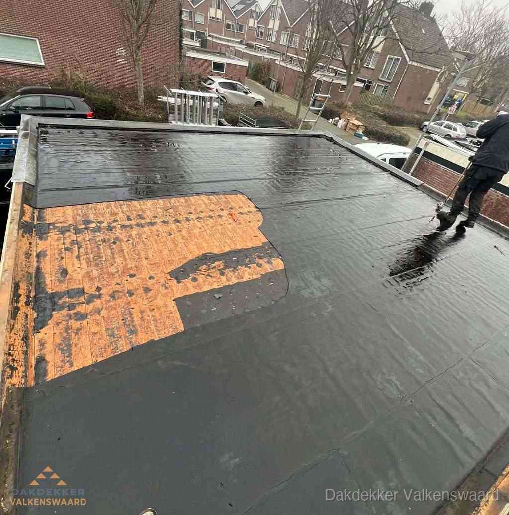 Dakdekker brengt EPDM dakbedekking aan op plat dak in Valkenswaard