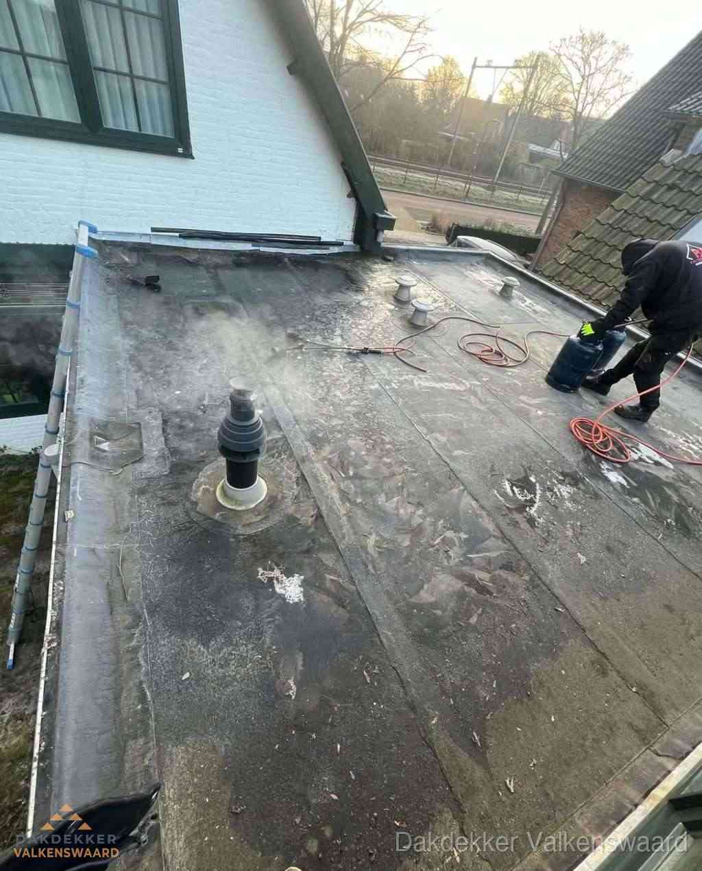 Dakdekker verhelpt daklekkage op plat dak in Valkenswaard