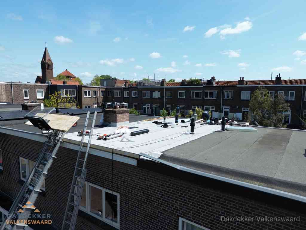 Dakdekkers aan het werk op plat dak in Valkenswaard