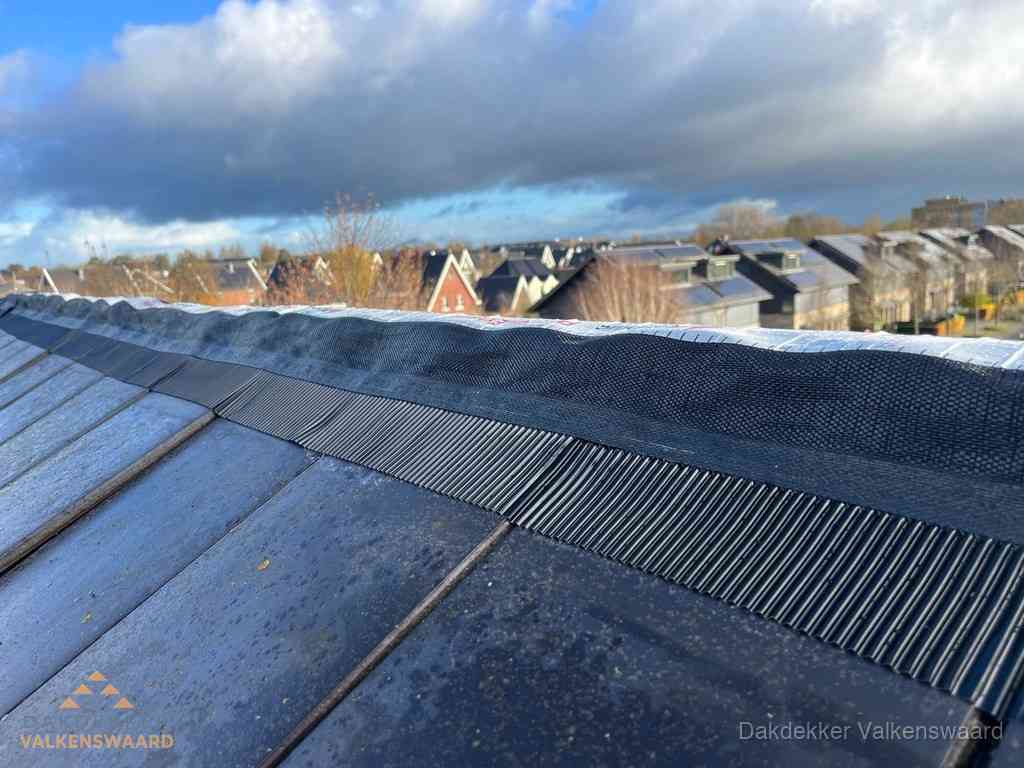 Dakisolatie bij de nok met ventilatieprofiel op schuin dak in Valkenswaard