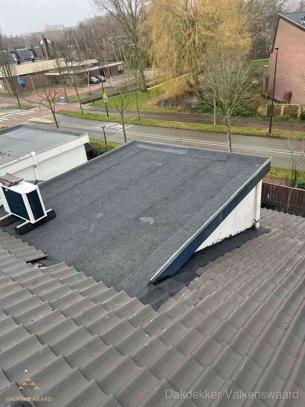 Plat dak met bitumen isolatie en dakbedekking in Valkenswaard
