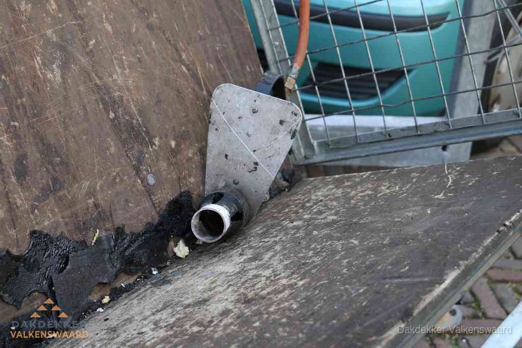 Dakdekkers gasbrander voor bitumen werkzaamheden in Valkenswaard