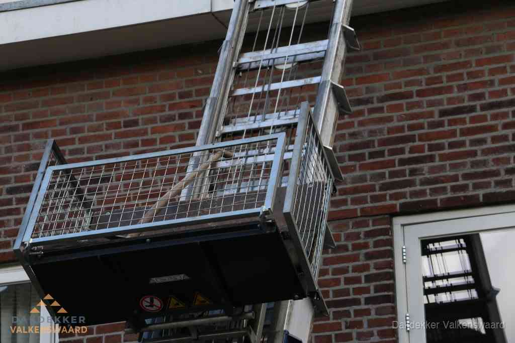 Ladderlift met dakpannen voor dakpan reparatie in Valkenswaard