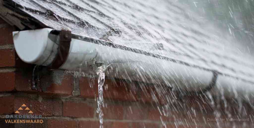 Lekkende dakgoot tijdens regenval in Valkenswaard