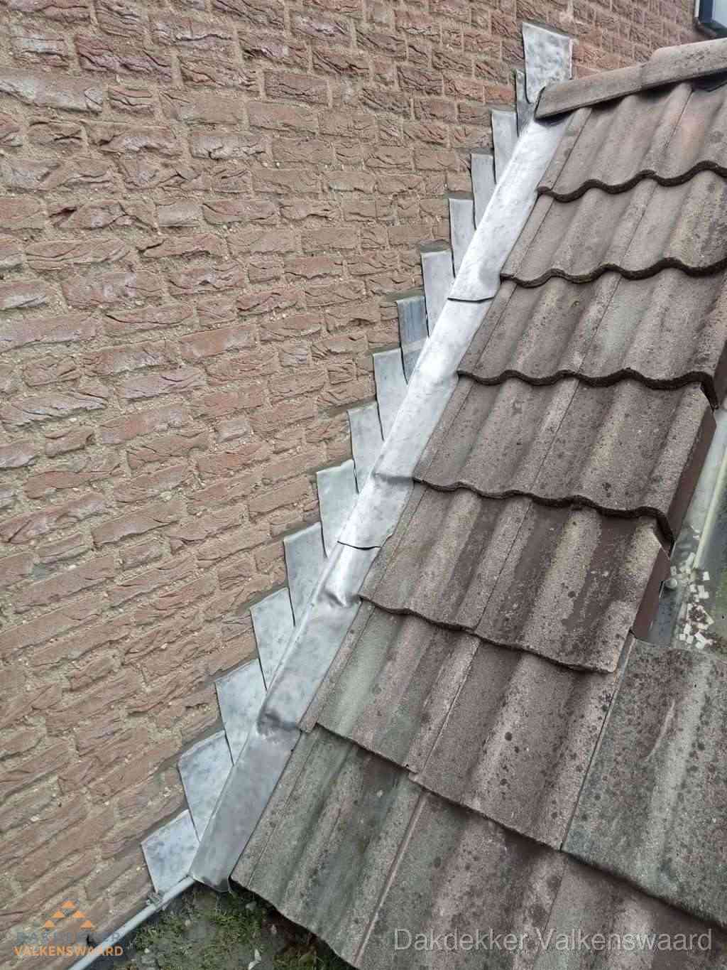 Loodslabben langs dakaansluiting bij bakstenen muur in Valkenswaard