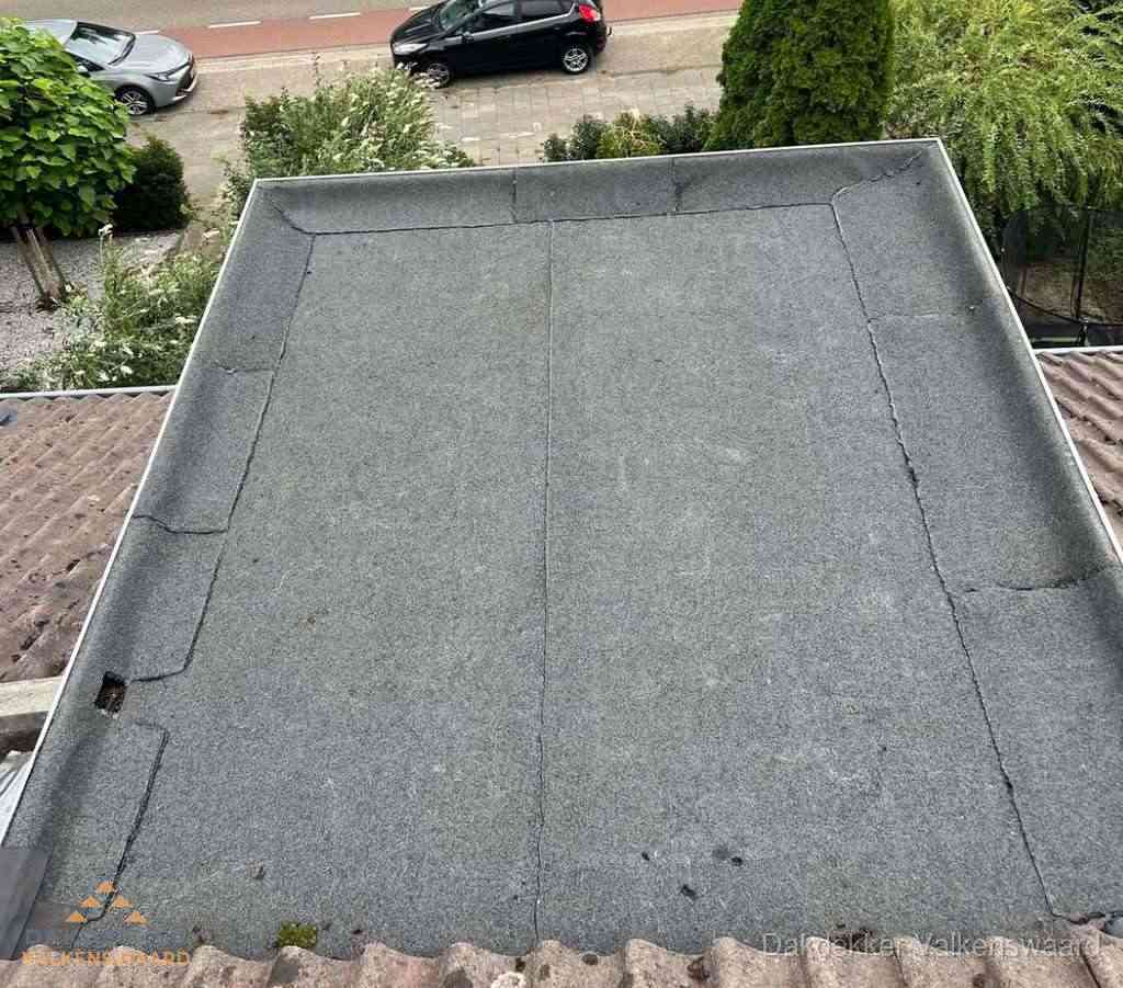 Nieuw aangebrachte bitumen dakbedekking op plat dak in Valkenswaard