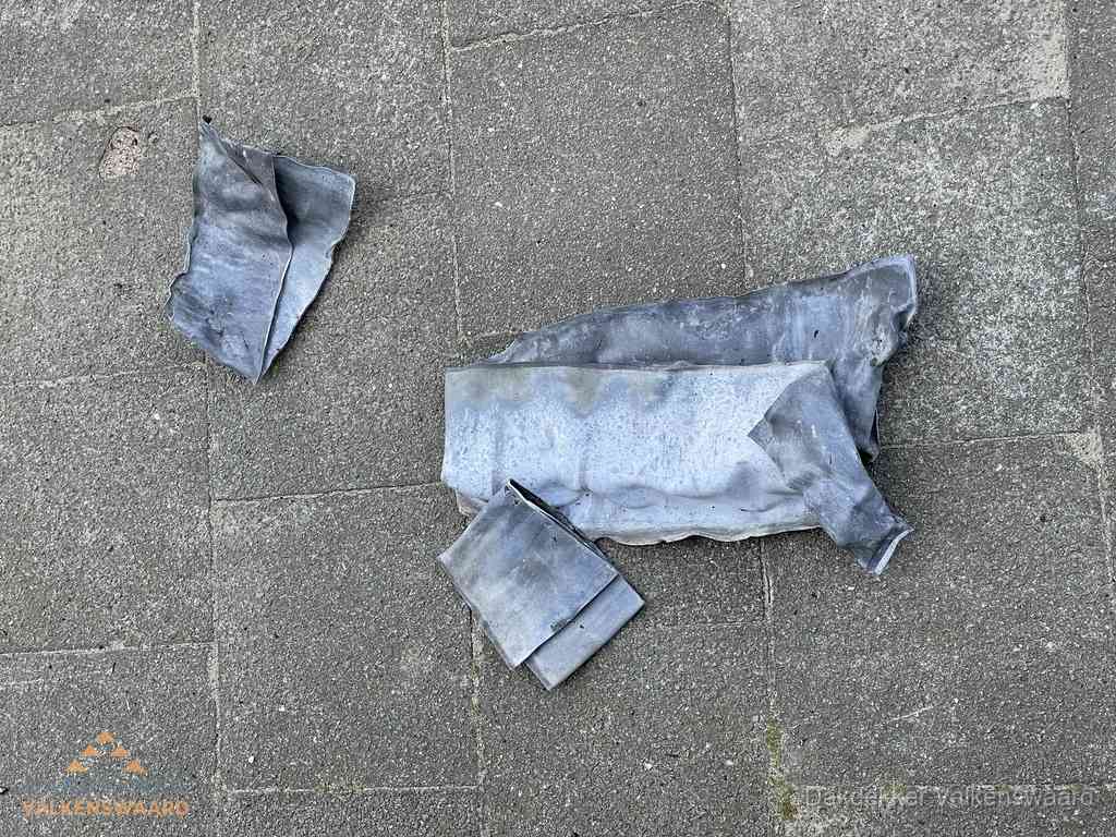 Oude verwijderde loodslabben na vervanging in Valkenswaard
