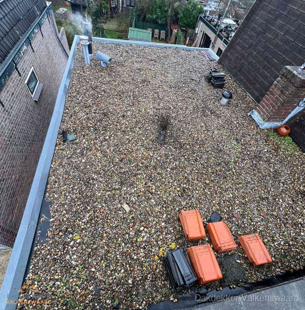 Plat dak met grindballast en dakdoorvoeren in Valkenswaard
