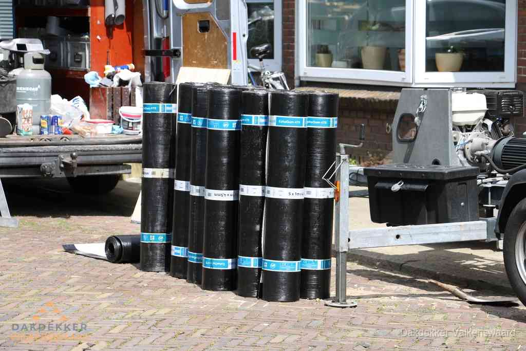 Rollen bitumen dakbedekking klaar voor daklekkage reparatie in Valkenswaard