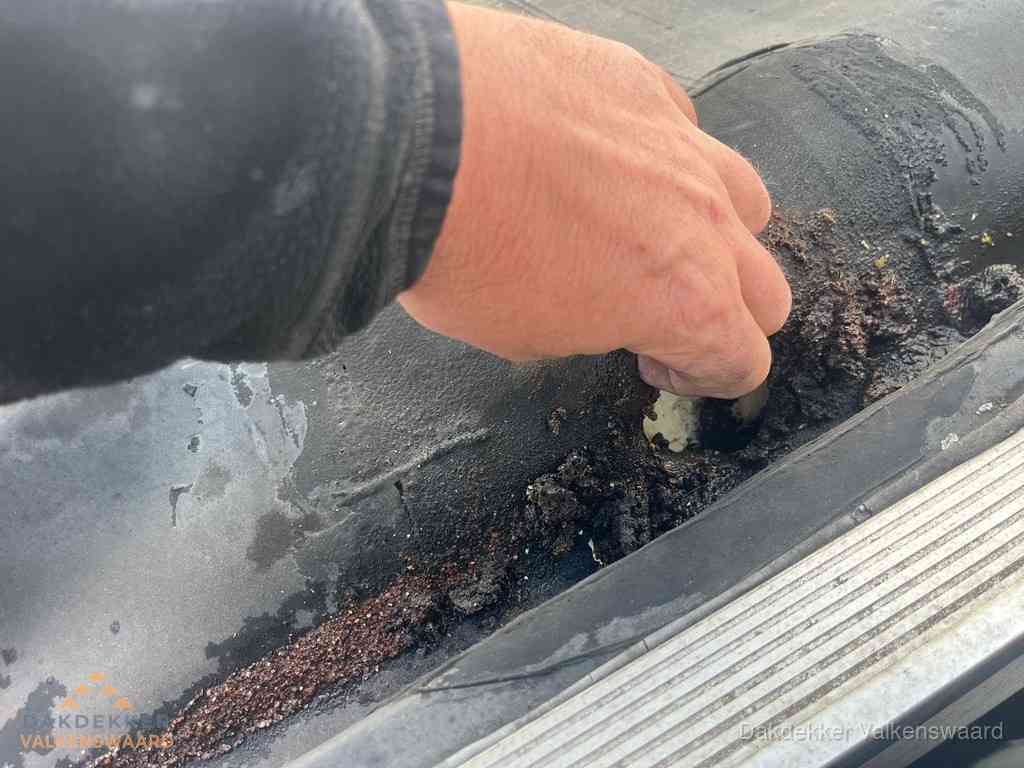Schade aan bitumen dakbedekking op plat dak in Valkenswaard