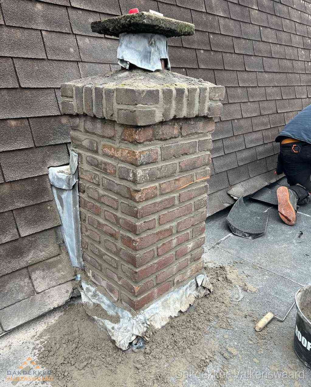 Schoorsteen reparatie met lood en voegwerk op leien dak in Valkenswaard