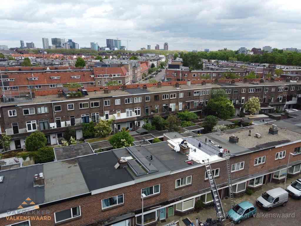 Spoed dakdekker aan het werk op plat dak in woonwijk Valkenswaard