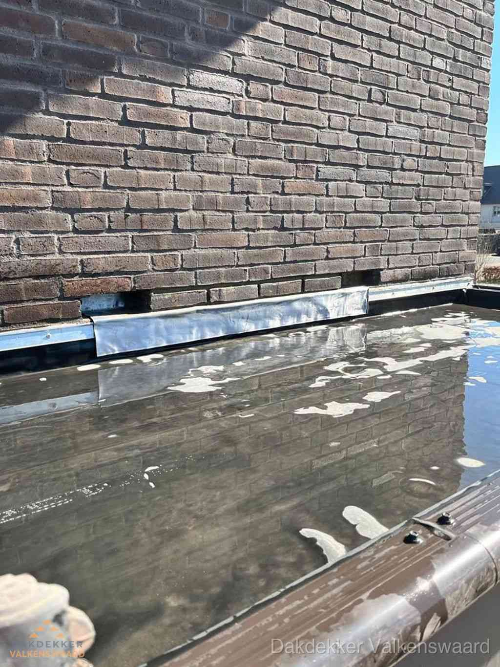 Stilstaand water op plat dak door slechte afwatering in Valkenswaard
